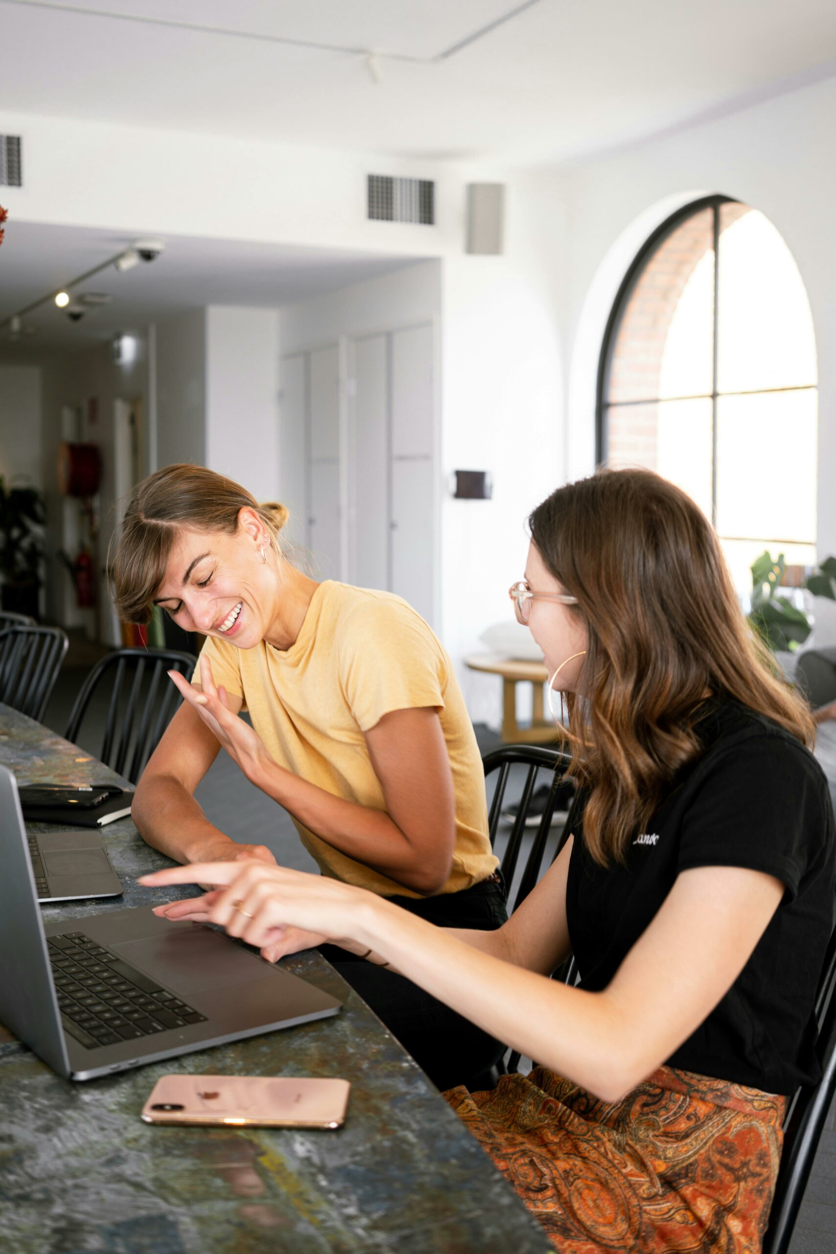 Femmes et ordinateur - contact - Padre Digital